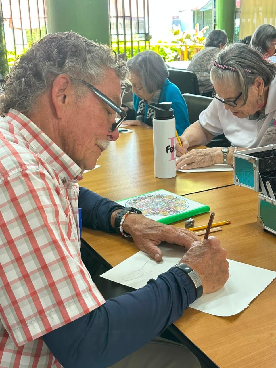 Personas adultas mayores en actividad de Somos Esencia