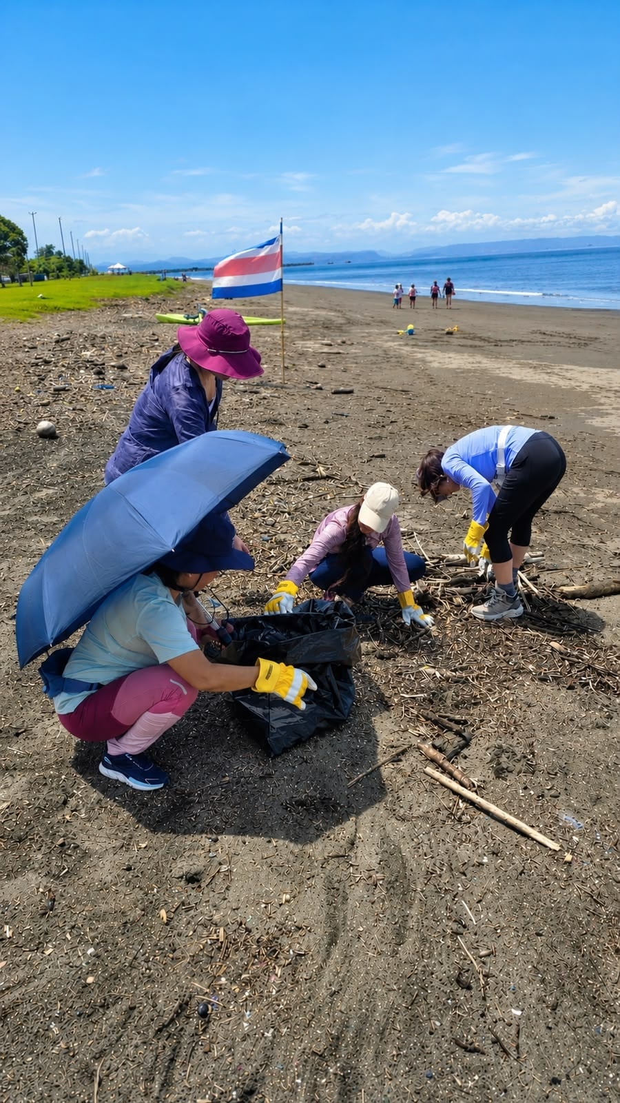 Voluntarios de Somos Esencia en limpieza de playa