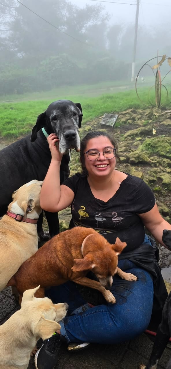 Voluntaria de Somos Esencia con animales rescatados