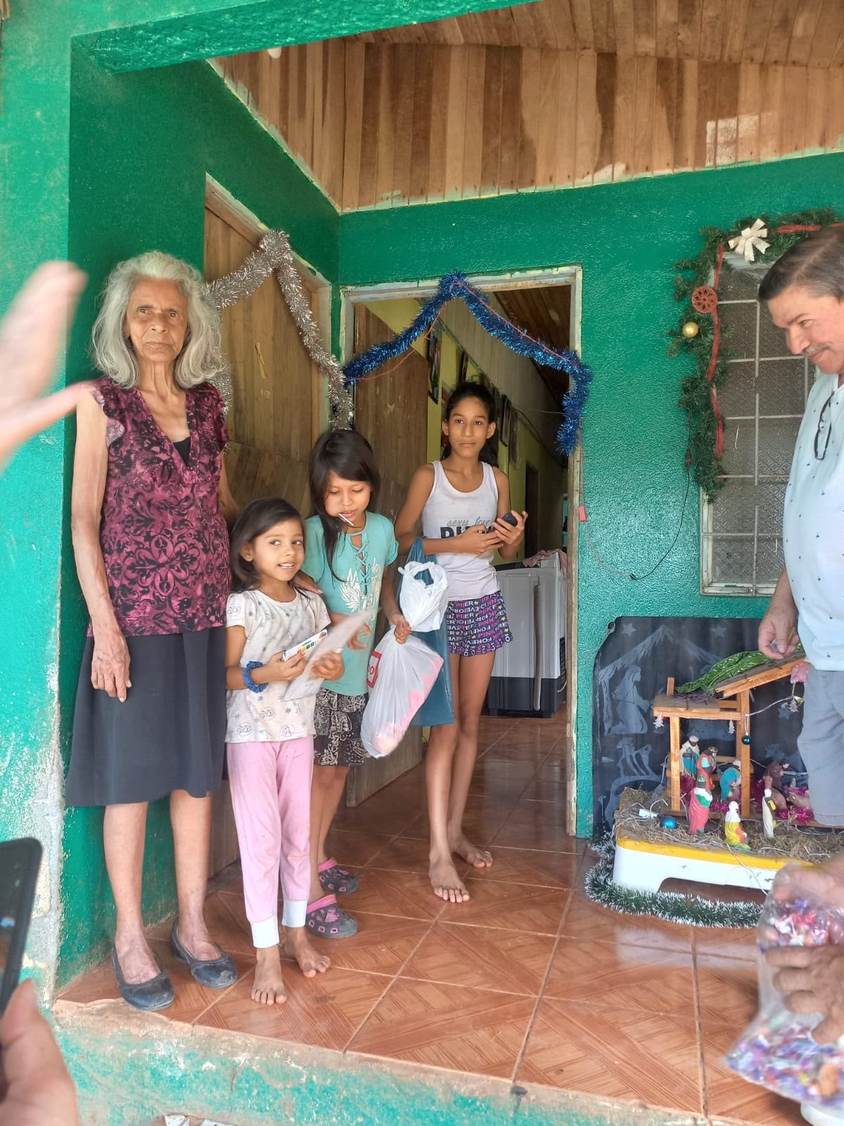 Familia recibiendo apoyo de Somos Esencia