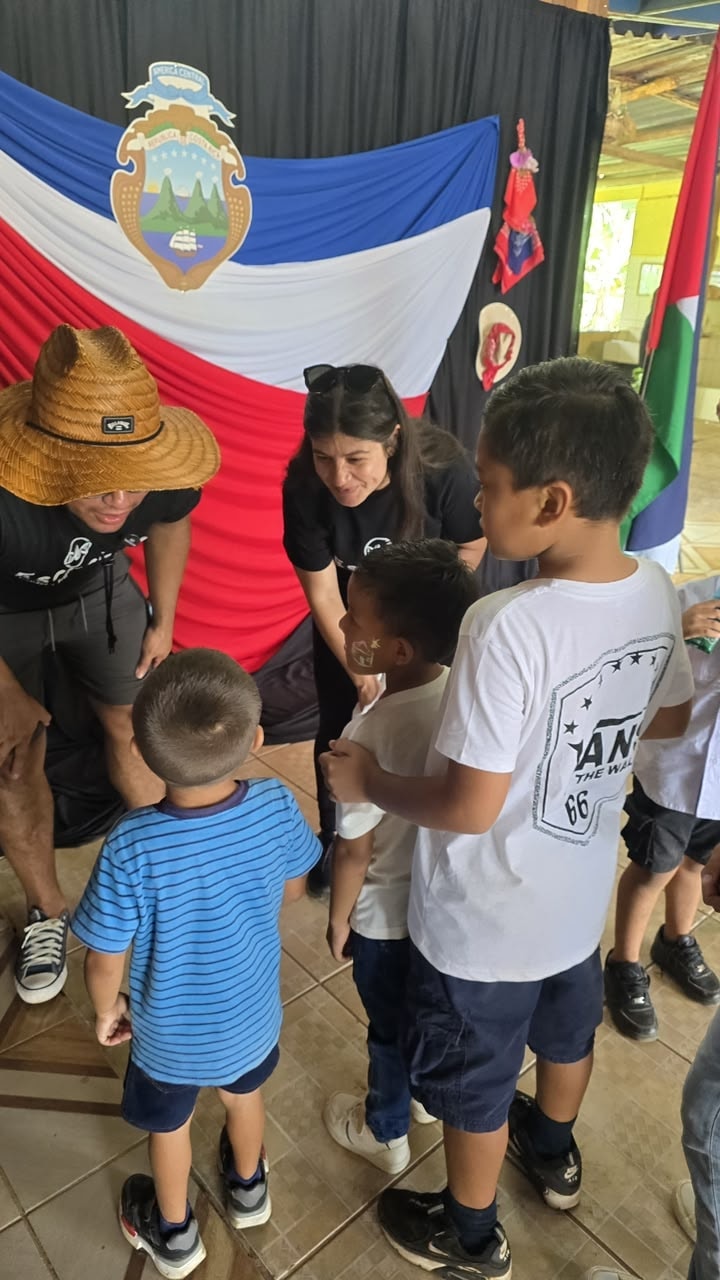 Voluntarios de Somos Esencia acompañando a niños y niñas